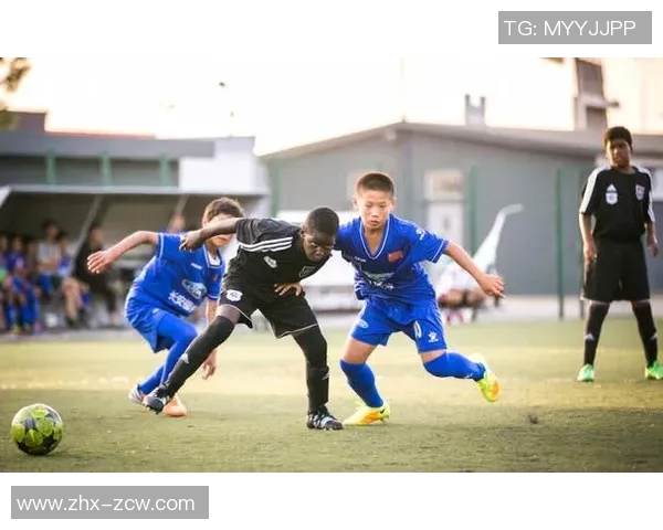 火车足球：在铁轨上奔跑的梦想与激情交织的绿茵场